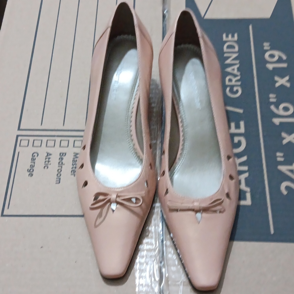 Naturalizer shoes size  7 color gray and pink .